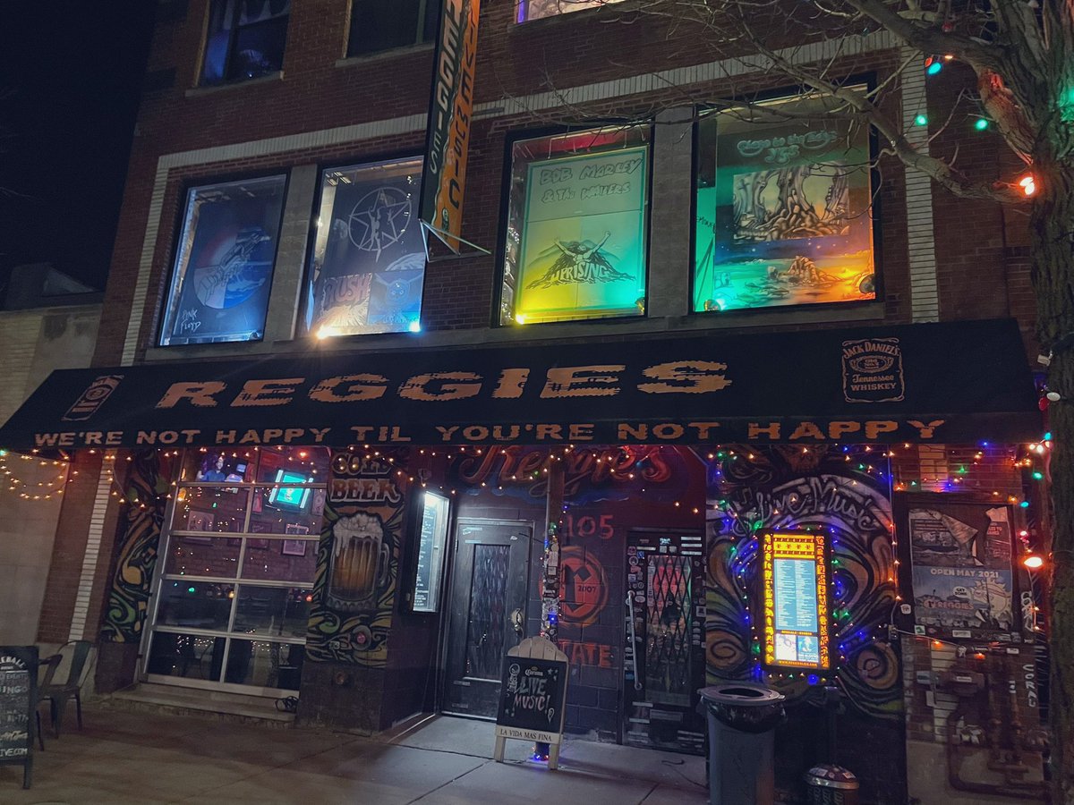 大阪と姉妹都市のシカゴ。

キタとミナミで文化や色合いが異なる。
今日はサウスサイドでショー。

趣のある会場で、客席との距離感も近い。
こういうときは、Crowd Work(客いじり)で盛り上げていくのが重要。