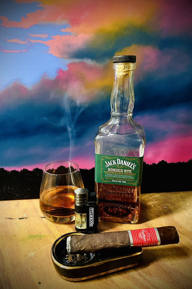 AnnapolisAsh's tweet photo. Unwinding time. Jack Daniels Bonded Rye, and The CAO Flathead 660 V. #unwindingtime #jackdaniels #jackdanielswhiskey #jackdanielsbondedrye #annapolisashtalk #caocigars #caoflathead660 #cigarsandwhiskey #cigarlifestyle💨💨💨 https://t.co/eXLSiKmMr0