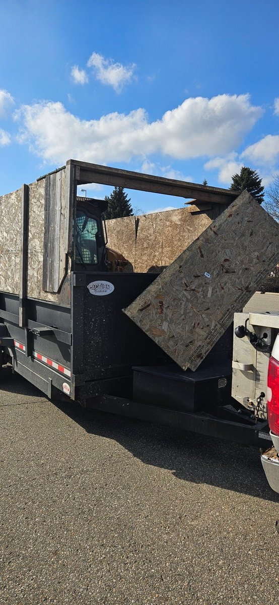 HRPSCMV's tweet photo. This pickup &amp; trailer had multiple issues going on. Worst of all, no trailer brakes. The driver only had a G class licence for a  4800kg  trailer, with an insecure skid steer inside. The "boss" received multiple tickets for the many  issues. #keepemployeessafe @HaltonPolice ^MD https://t.co/4PhDe0rBtt