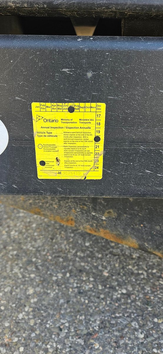 HRPSCMV's tweet photo. This pickup &amp; trailer had multiple issues going on. Worst of all, no trailer brakes. The driver only had a G class licence for a  4800kg  trailer, with an insecure skid steer inside. The "boss" received multiple tickets for the many  issues. #keepemployeessafe @HaltonPolice ^MD https://t.co/4PhDe0rBtt