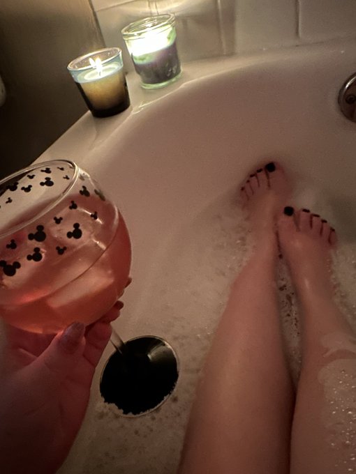 Such a long day of ignoring people, jk I missed you all lol how was your night? https://t.co/nYkKI2f<a href="/tag/celebrate"class="tags"><span>#celebrate</span></a><a href="/tag/redhead"class="tags"><span>#redhead</span></a><a href="/tag/newyear"class="tags"><span>#newyear</span></a><a href="/tag/newyears"class="tags"><span>#newyears</span></a><a href="/tag/newyearseve"class="tags"><span>#newyearseve</span></a>