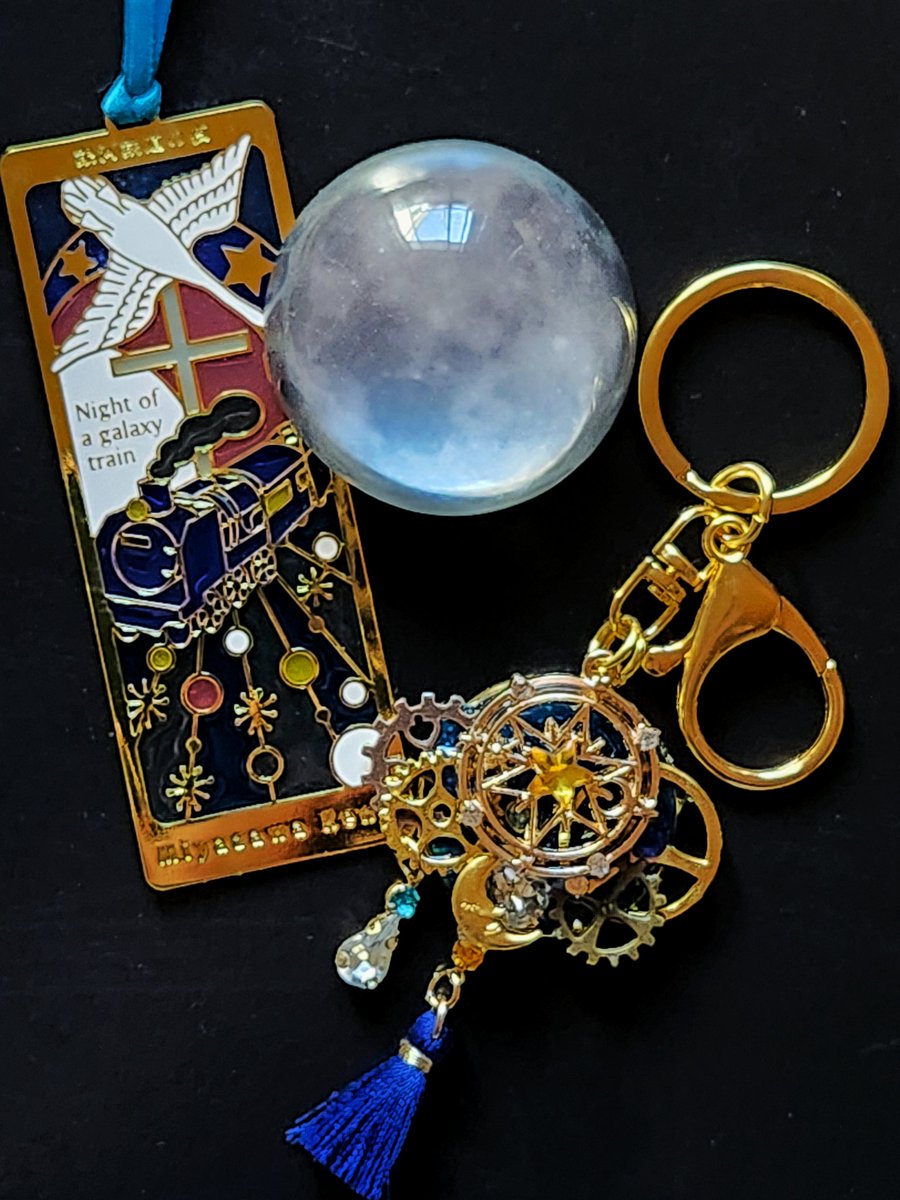 Hob_Handcraft's tweet photo. 久しぶりにファンタジーアクセ作りました。
夜の帳(青)と黄昏(赤)で対になっています。そして暗くなると蛍光がほのかに色付きます🌙🌟
#ハンドメイド好きさんと繋がりたい 
#ファンタジーアクセサリー
#惑星アクセサリー https://t.co/m2v9lzcDs1