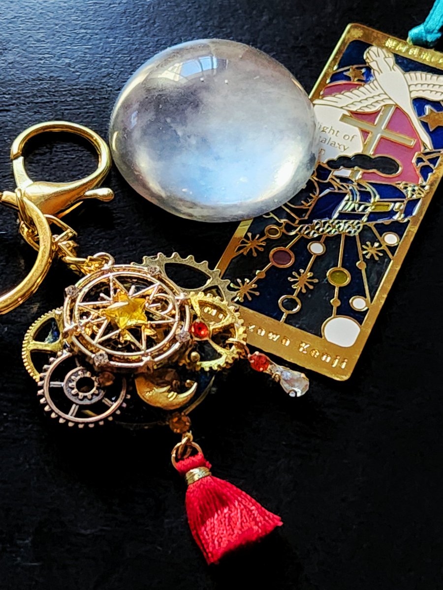 久しぶりにファンタジーアクセ作りました。
夜の帳(青)と黄昏(赤)で対になっています。そして暗くなると蛍光がほのかに色付きます🌙🌟
#ハンドメイド好きさんと繋がりたい 
#ファンタジーアクセサリー
#惑星アクセサリー