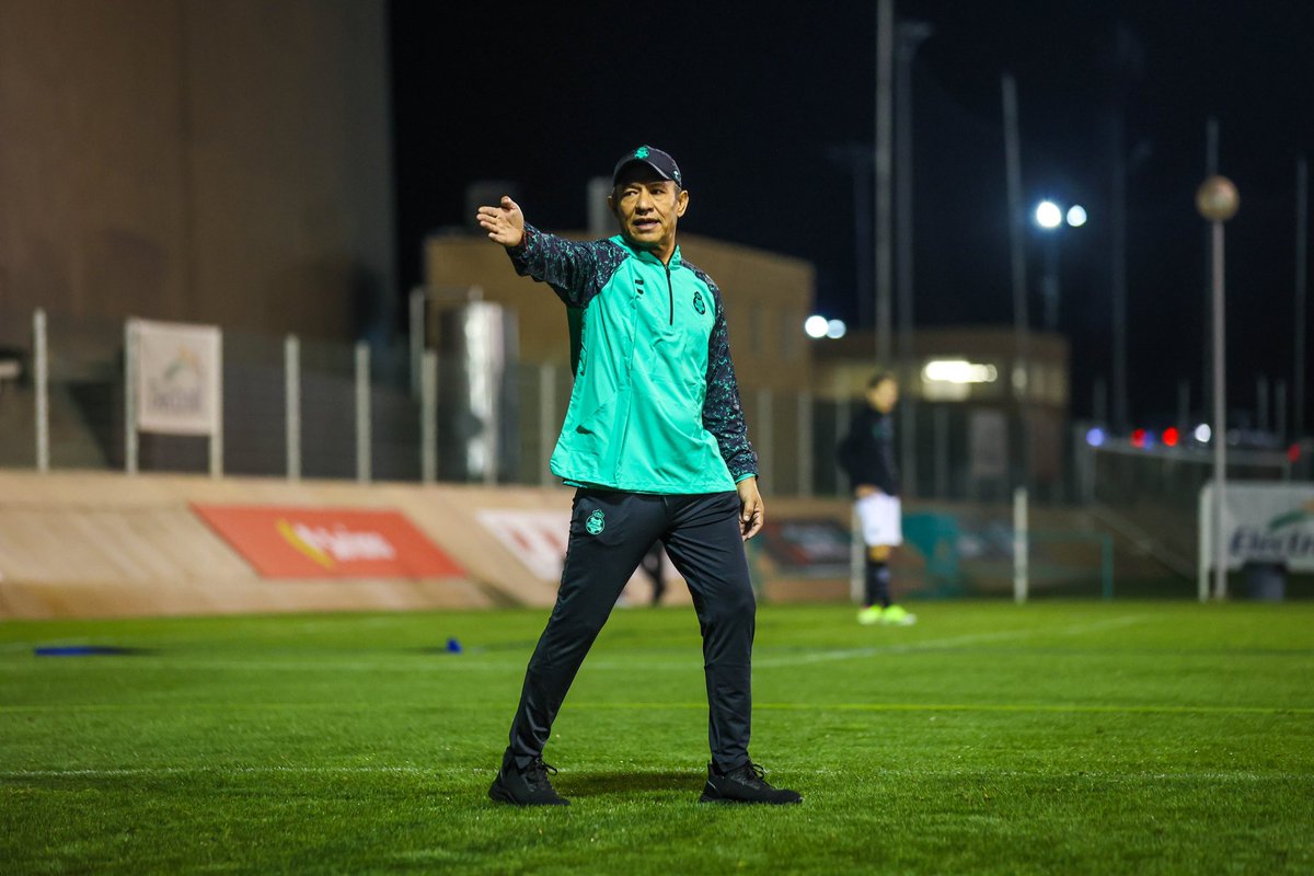 ClubSantos's tweet photo. La primera con el Profesor Ambriz al frente! 🔥🔛🇳🇬

#PrimeroGuerreros https://t.co/Io6yxwu1aD