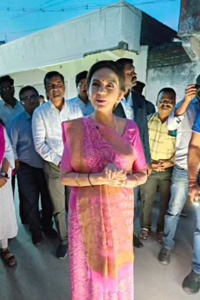 Nita Ambani visits Lalpur based Bandhni making centre in Jamnagar