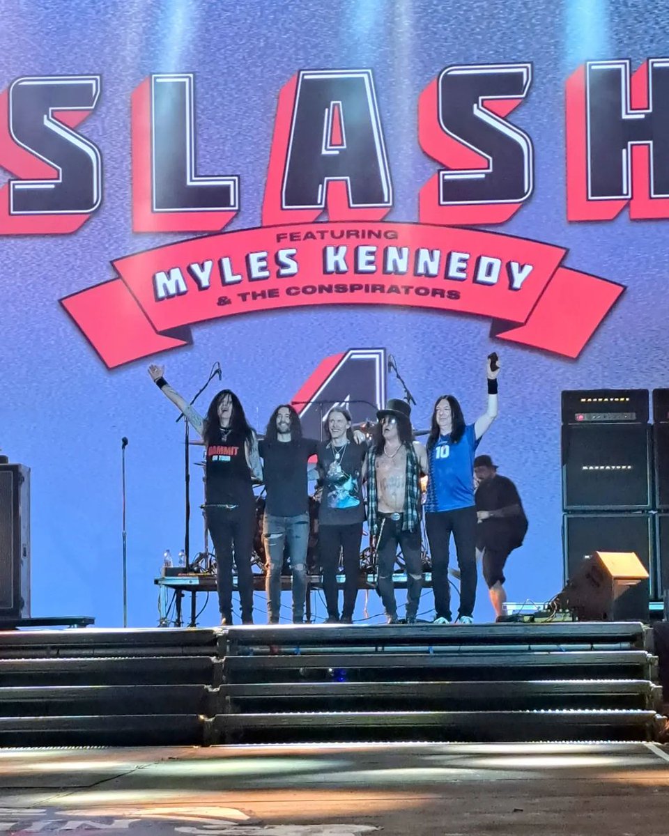 #SMKC en su paso por Cordoba, Ag. Fue en el #CosquinRock 🇦🇷 (11-02-24) #franksidoris #theriverisrisingtour
