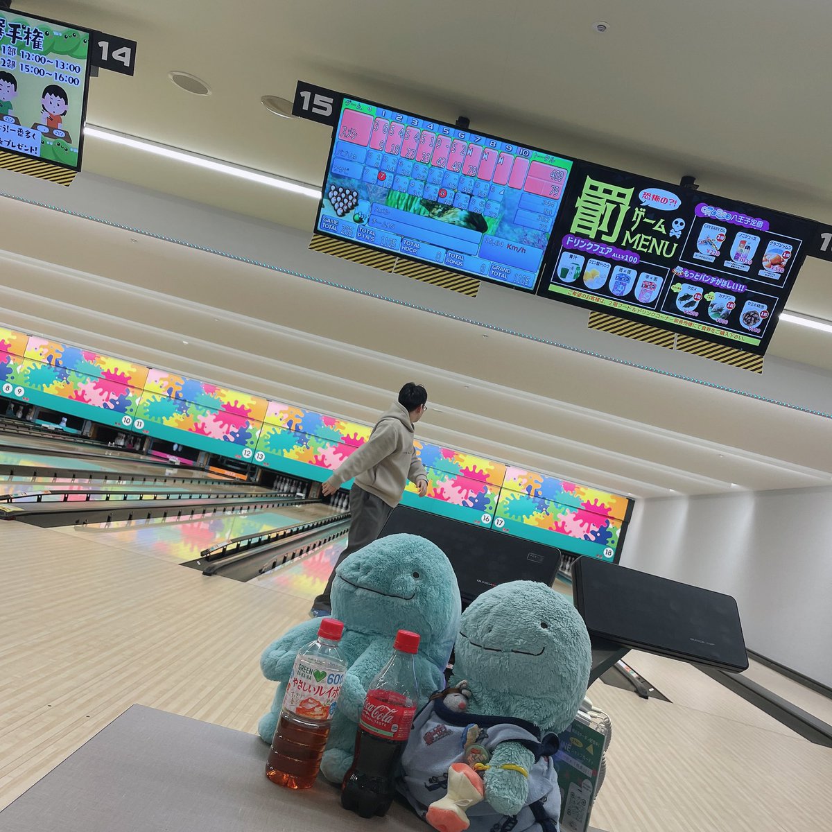 Nuoh_0101's tweet photo. 親友とのちゃん＆だぼちゃんとボーリング🎳
お土産(？)ももらったちゃったけど両方とも欲しかったもので嬉しい🫧
だぼちゃんも親友と久しぶりに会えて嬉しそうでした·͜· ♡ https://t.co/E93CSAVc1m