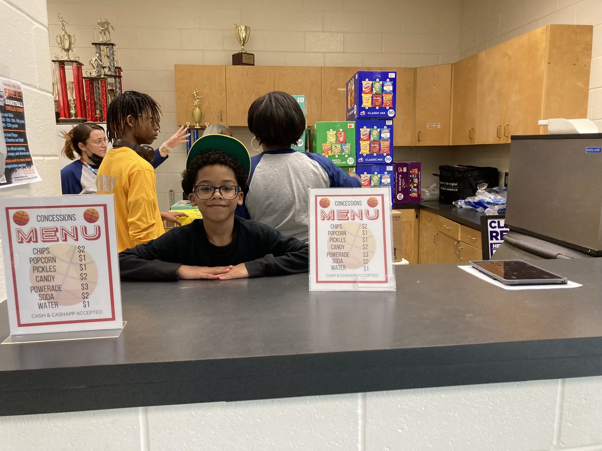 So proud of our Beta Club students @SBE_HCS !! They served with heart and with a smile at the HCS Basketball Classic! They really put our motto on display, “Let Us Lead by Serving Others”! @cdflemisterbell @ACarrecia @SSF_Mcleod