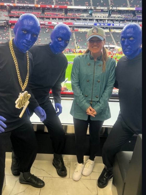 TMendozaP87's tweet image. Kelly with the blue man group..so pretty. #KellyClarkson #SuperBowlLVIII #bluemangroup #LasVegas