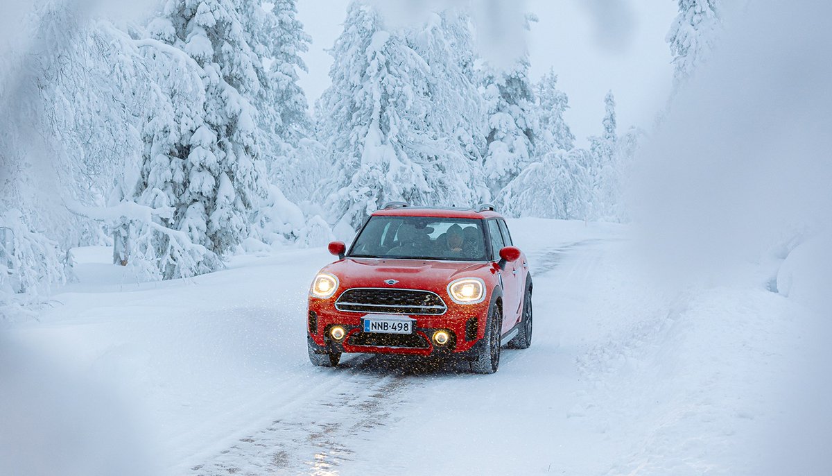 🏂 Get closer to the action. #MINIALL4 📸 IG/ katarina_mandarina 📸: @urosvisekruna #MINICountryman #SnowDay #Finland