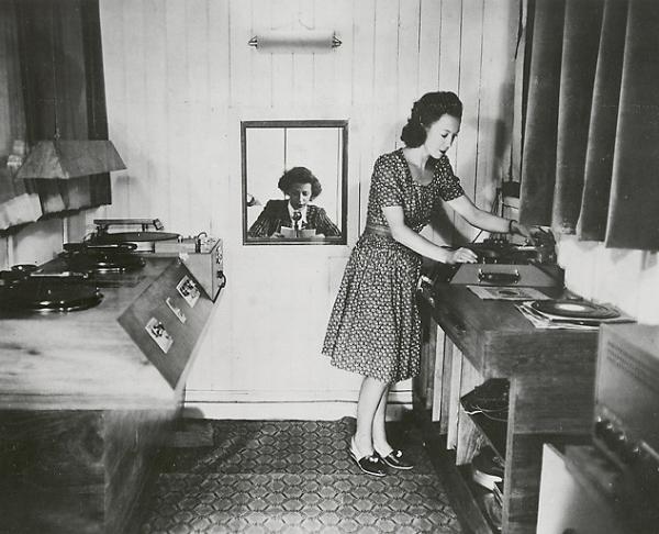Le 13 février est la #JournéeMondialeDeLaRadio ! 📻
Radio-Tananarive. Salle de contrôle du son ; au fond, la cabine du speaker. 
Photo Robert Lisan, Madagascar, 1946, FR ANOM 30Fi94/86