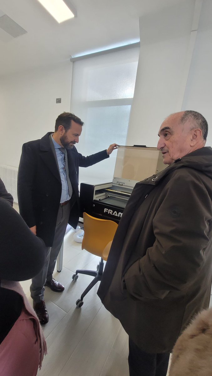 El IES Islas Filipinas de Madrid es uno de los centros de referencia en FP de nuestra región. Ayer estuvimos con su equipo directivo para agradecerles el excelente trabajo que realizan y analizar sus infraestructuras y equipamientos.