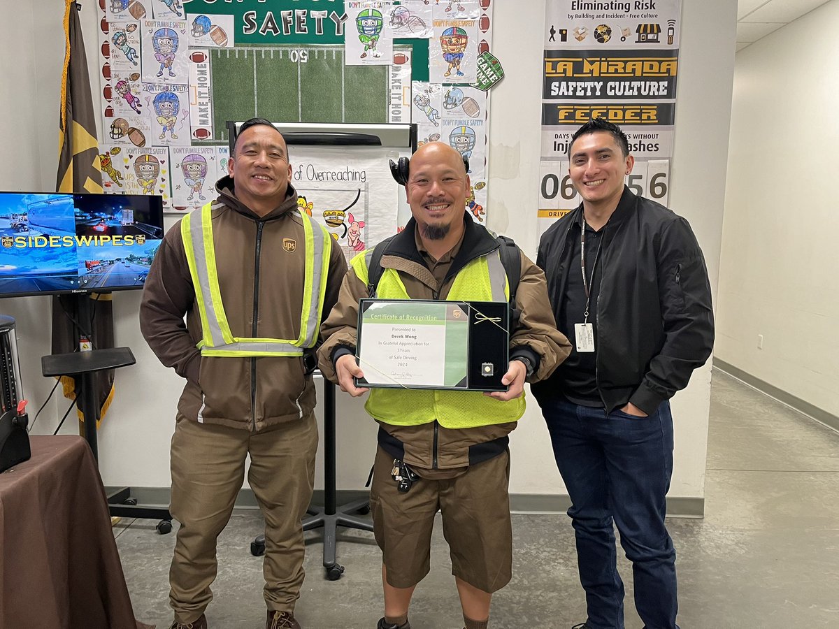 La Mirada Feeder would like to congratulate driver Derek Wong for 3 years of safe driving! @Buckeyelouie @GregPietrek @UPSJPipkin @1JamesODonnell @melirere @superclaudiav @LaMiradafeeder @ComptonFeeder @UPSCerritosFdr @OCFeederUPS @CdlC_UPS