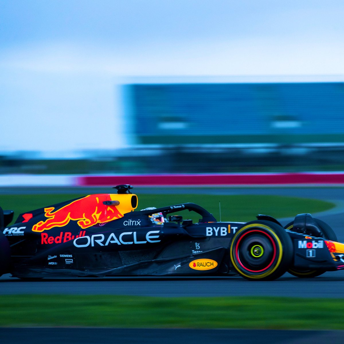 Secteur_F1's tweet image. 🚨 Max Verstappen et Sergio Pérez seront en piste aujourd’hui à Silverstone au volant de la nouvelle RB20 ! 

Deux jours avant sa présentation officielle, Red Bull a donc décidé d’organiser un shakedown.

(@Racingnews365)

#F1