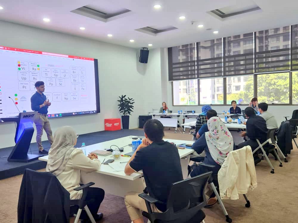 Leaders in #Engineering Fellowship Programme #LIF cohort 10 #ISPF, by the @RAEngNews commencing today supported by @MightMalaysia & #UKinMalaysia. #Innovators are engaging in conversations about systemic challenges in driving #innovation and #brainstorming solutions. #UKSINet