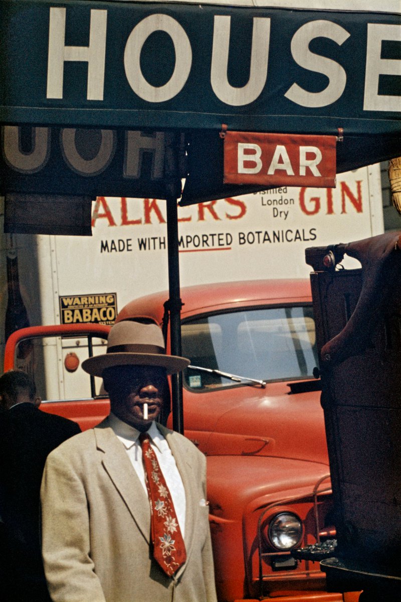 mixdevil66's tweet image. Artistic rebel, urban poet: new book celebrates the iconic #photography of #SaulLeiter. A new retrospective to celebrate the centenary of Leiter's birth brings together his most iconic images with a fascinating selection of unseen work @thamesandhudson  creativeboom.com/features/saul-…