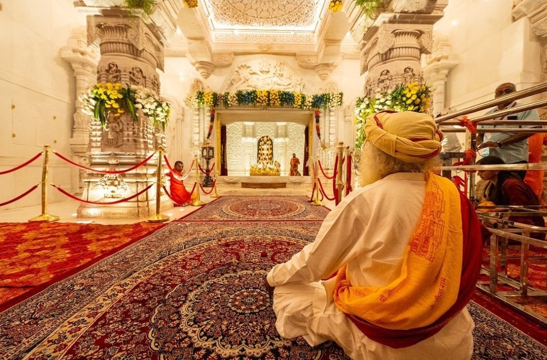 SoilExtnPrevntn's tweet photo. @SadhguruJV with avadh k Raja Ram.

Eye watering &amp; Heart Melting moment.

Always wanted to see my Guru with Ram. 

Youn know what? 
 It's full filled now. 🔱🥹

#savesoil
#SaveSoilMovement 
#consciousplanet
#Sadhguru 
#Ramlalla 
#RamMandirAyodhya 
#RamMandirPranPrathistha https://t.co/oyFibo829I