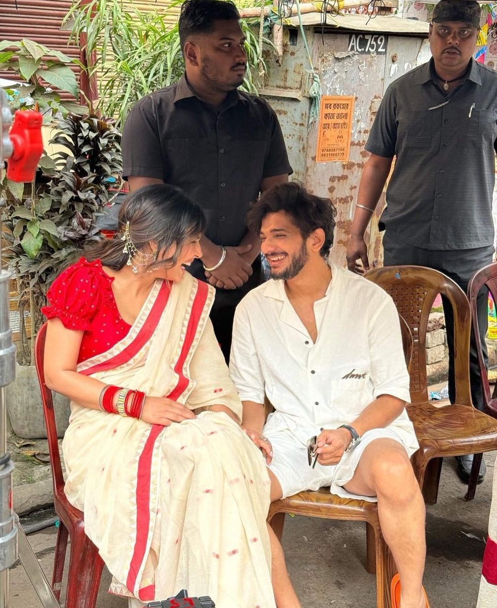 Prashant1_lv1's tweet photo. Aise wome*****r ke sath kam kar ke ,, Hina Khan apna Standerd Nicha kar rhi hai ,,,,

#HinaKhan #MunawarFaruqui https://t.co/dKlGv2MWRr