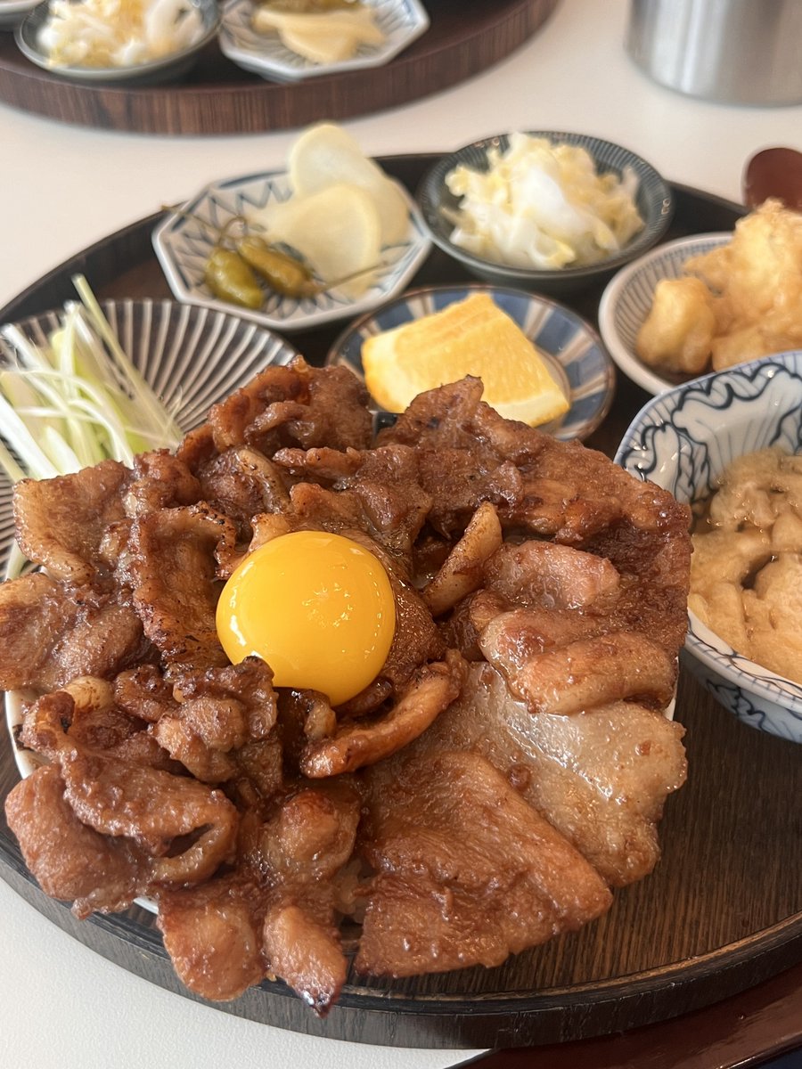 샤로수길 킷사서울의 부타동
고기 훈연향이 코를 엄청 자극함.. 누구나 좋아할만한 달달한 갈비맛. 차림새가 정갈하게 나와서 좋다