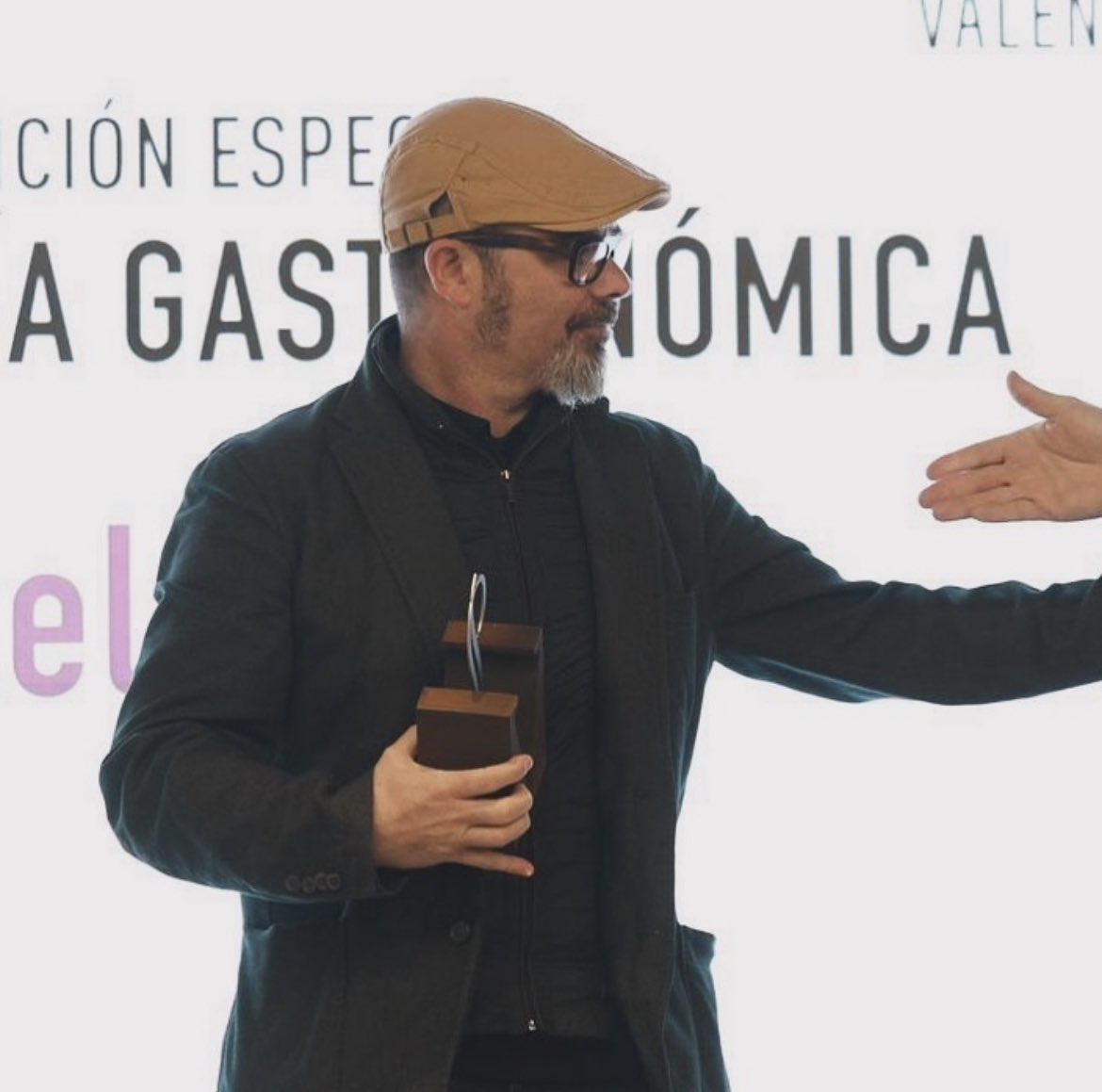 La foto del fotógrafo. Nuestro admirado @Mikel_Ponce recibe en Valencia un premio de la Academia Valenciana de Gastronomía. No puede ser más merecido. Lo celebramos junto a ti 🖤