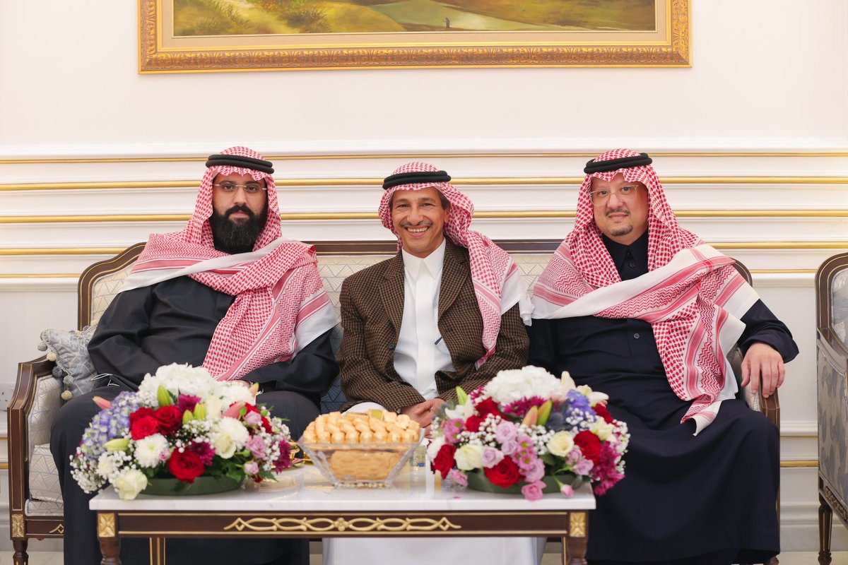 alsaud1ksa's tweet photo. صـاحـب السمو المـلكي الأمـيـر 
فيصل بن تركي بن ناصر بن عبدالعزيز 
وأخيه  الأمير  عبدالله ، في ضيافة 
الشاعر نايف صقر بمنزله بمدينة الرياض ..

https://t.co/6cNrKrpUuw https://t.co/dTLi47PfOD