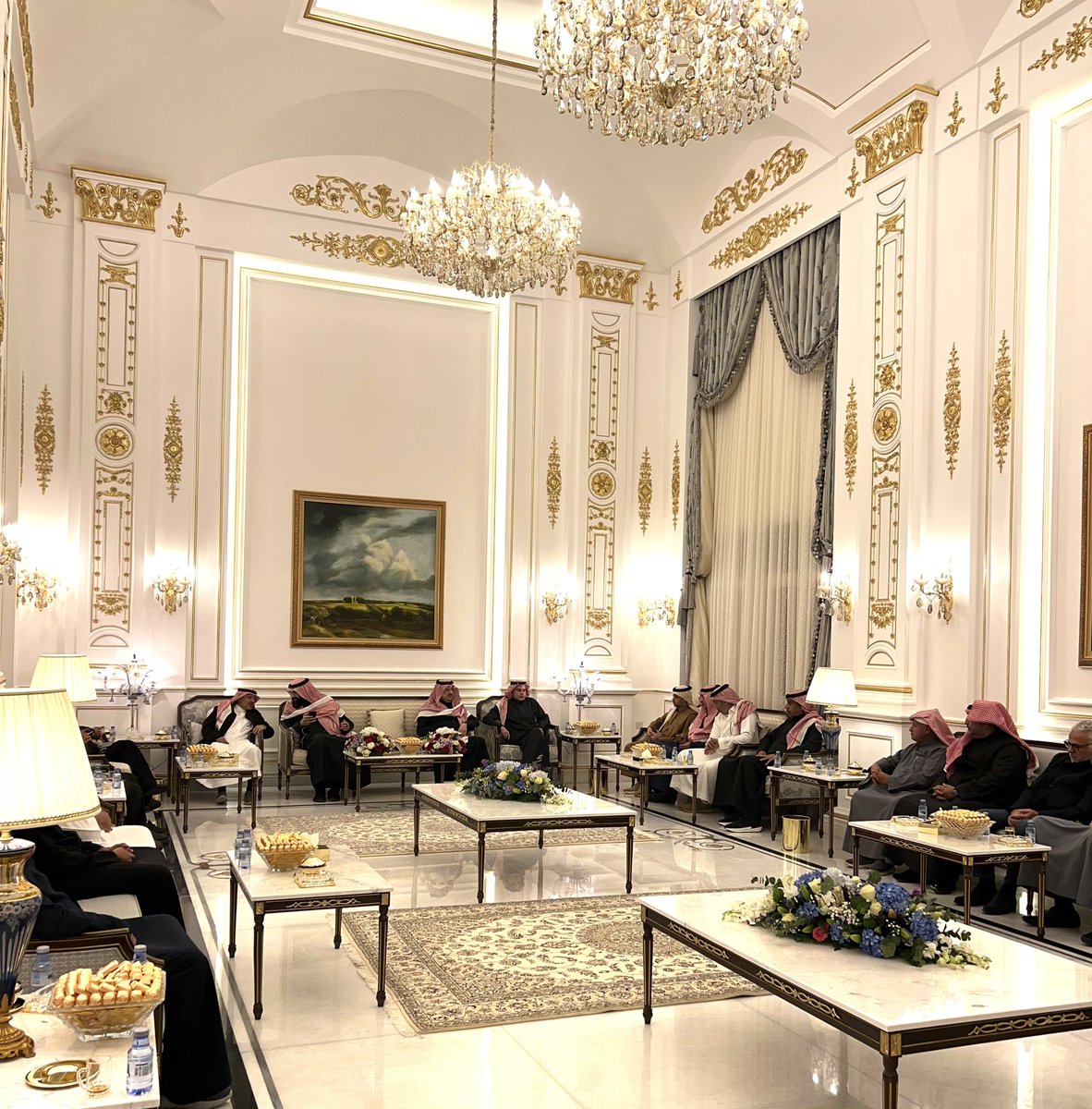 alsaud1ksa's tweet photo. صـاحـب السمو المـلكي الأمـيـر 
فيصل بن تركي بن ناصر بن عبدالعزيز 
وأخيه  الأمير  عبدالله ، في ضيافة 
الشاعر نايف صقر بمنزله بمدينة الرياض ..

https://t.co/6cNrKrpUuw https://t.co/dTLi47PfOD