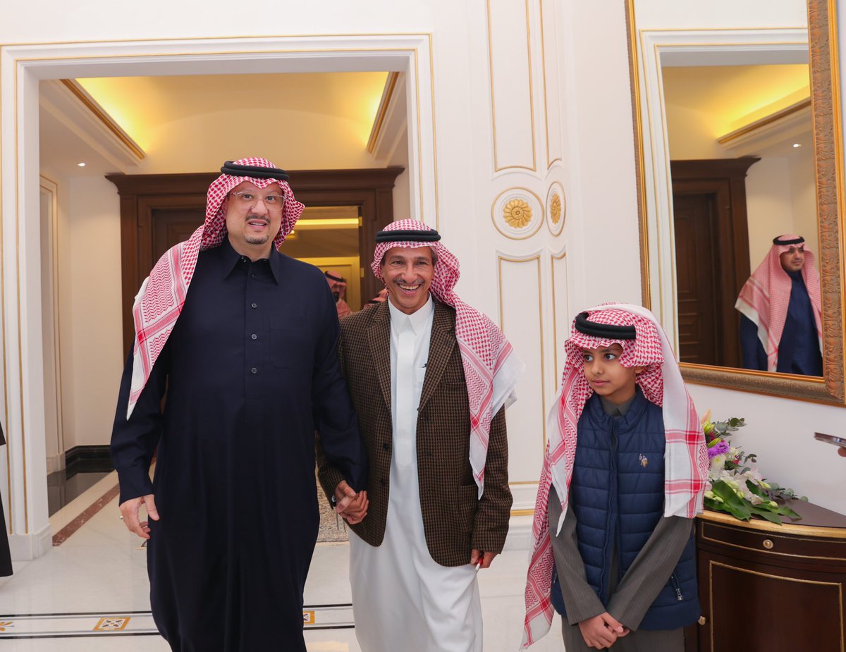 alsaud1ksa's tweet photo. صـاحـب السمو المـلكي الأمـيـر 
فيصل بن تركي بن ناصر بن عبدالعزيز 
وأخيه  الأمير  عبدالله ، في ضيافة 
الشاعر نايف صقر بمنزله بمدينة الرياض ..

https://t.co/6cNrKrpUuw https://t.co/dTLi47PfOD