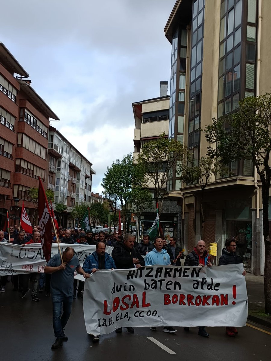 CCOOindustria's tweet photo. ➡️Duela ordu batzuk, Losaleko langileek argi eta garbi utzi dute hitzarmen duin baten alde borrokatzen jarraitzeko prest daudela!
✊🏼La lucha continúa por un convenio digno en Losal.
🔥Aurrera
#EgurreCCOO https://t.co/HYUoAkjPhU