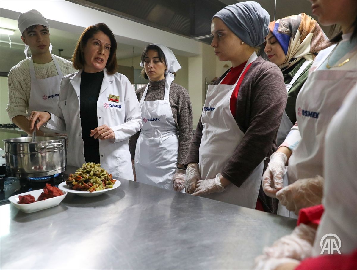 dbbdismek's tweet photo. #DİSMEK 

Aşçılık ve pastacılık kursuna katılan kursiyerler, Türk ve dünya mutfaklarını öğrenme fırsatı buluyor.

Alanında uzman eğitmenlerimizle kursiyerlerimizi yetiştiriyor, onlarla gelişiyoruz.

Bilgi için; https://t.co/t7cFw0sin2 kurs merkezlerimizi ziyaret edebilirsiniz. https://t.co/mZX93UwWHV