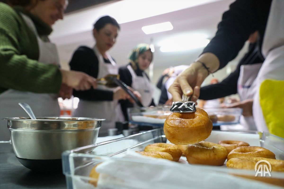 dbbdismek's tweet photo. #DİSMEK 

Aşçılık ve pastacılık kursuna katılan kursiyerler, Türk ve dünya mutfaklarını öğrenme fırsatı buluyor.

Alanında uzman eğitmenlerimizle kursiyerlerimizi yetiştiriyor, onlarla gelişiyoruz.

Bilgi için; https://t.co/t7cFw0sin2 kurs merkezlerimizi ziyaret edebilirsiniz. https://t.co/mZX93UwWHV