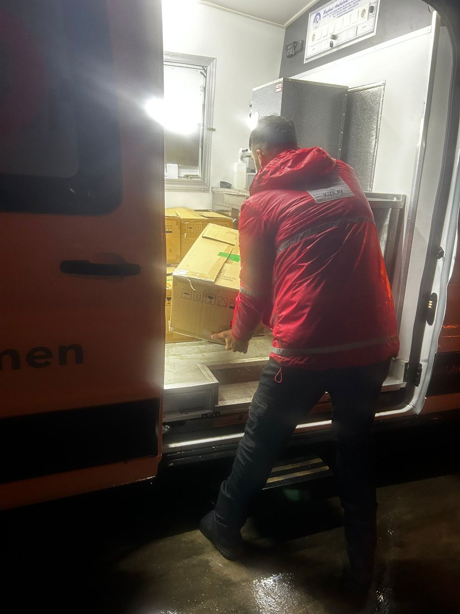 Antalya’da yaşanan sel ve su baskınlarının ardından, öncü ekiplerimiz ile birlikte ikram araçlarımız vasıtasıyla vatandaşlarımıza beslenme desteği sağlamaya devam ediyoruz. #Antalya