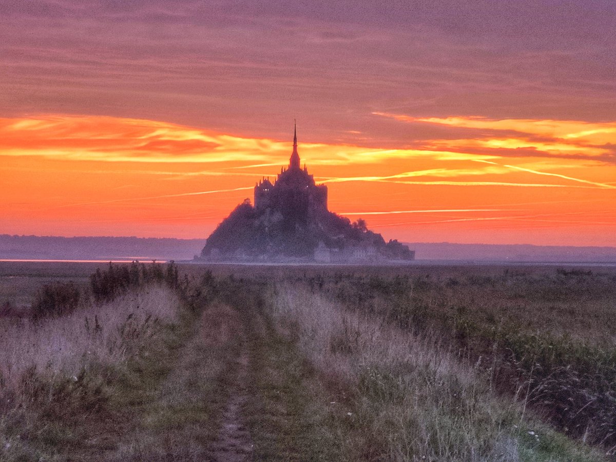 Sunrise at Mont St Michel

#snapdragoncovers 
#shotonoppo 
#shotonsnapdragon
#snapdragoninsiders
#oppofindx5pro