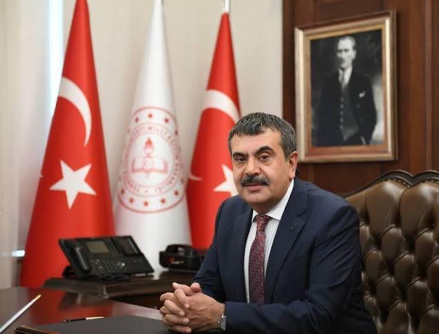 Milli Eğitim Bakanı Yusuf Tekin:

“Velilerden ricamız Öğretmen arkadaşlarımıza öğretmenliği öğretmeye kalkmasınlar, kendilerine ebeveynliği öğretsinler. “