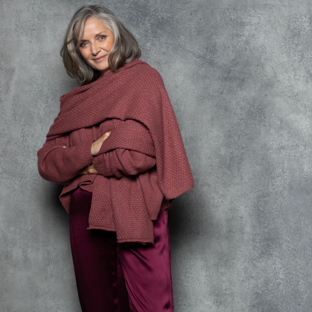 Our founder Elaine, shows us the beautiful 'Praline' colour paired with 'Dark Maroon'.We always feel Elaine's eye for colour truly sets the Madigan collection apart- exquisite quality cashmere in rare, unique colours.

#colour #entrepreneur #smallbusiness

l8r.it/PMcY