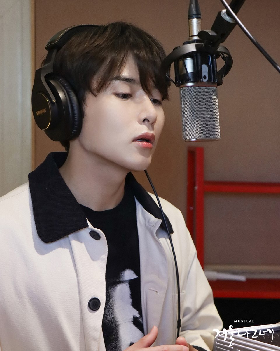 ACOMMUSICAL's tweet photo. [뮤지컬 #겨울나그네]

🚲𝐒𝐏𝐄𝐂𝐈𝐀𝐋 𝐌𝐈𝐍𝐈 𝐎𝐒𝐓 녹음실 현장 스케치💿

박현태 #려욱 

📌증정기간: 2.14(수) ~ 2.20(화)
📌해당 기간 유료 관객 분들께 미니 OST를 증정합니다.

❄

2023.12.15 - 2024.02.25
한전아트센터

예매 🔗https://t.co/zekUrjcqaX https://t.co/wzGLyv08IE