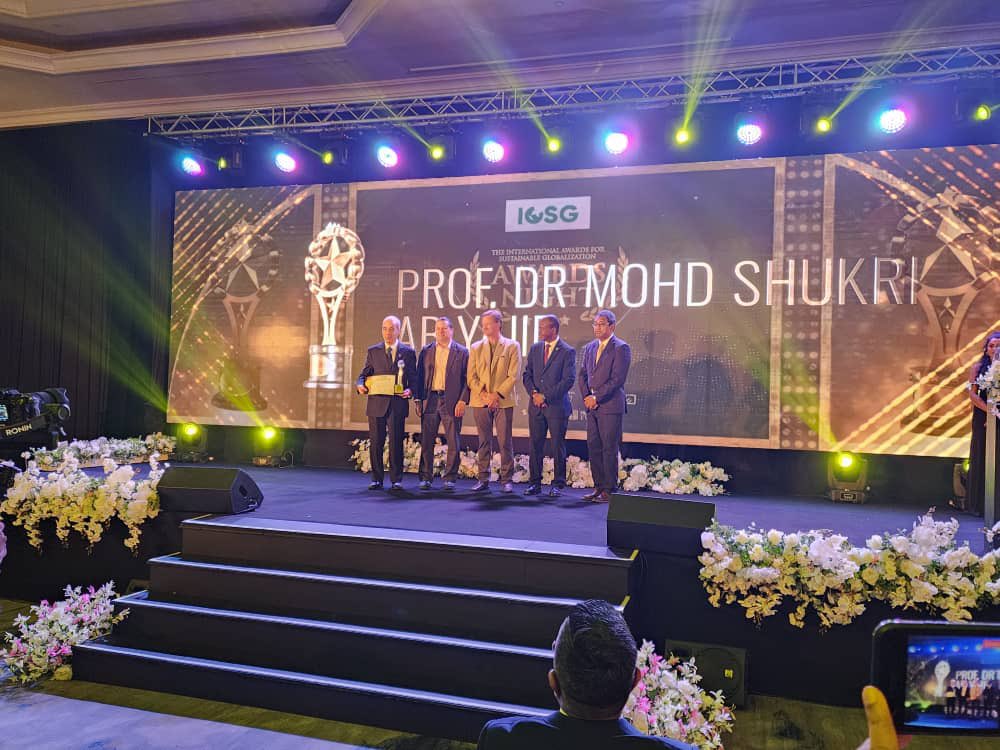 MohdShukriYajid's tweet photo. It is an honour to receive the "Global Sustainability Lifetime Special Achievement Award" from the International Conference on Sustainable Globalisation 2024. Thank you to the selection committee for the award and appreciation of our work at @MSUmalaysia. #MSUsdg #MSU Malaysia https://t.co/p5Mj5SOzQp