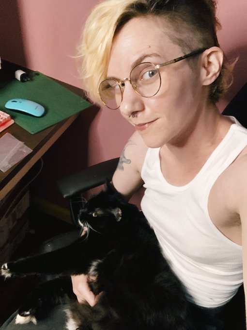 my assistant is very demanding 🐈&zwj;⬛ https://t.co/LyFBI1SviV