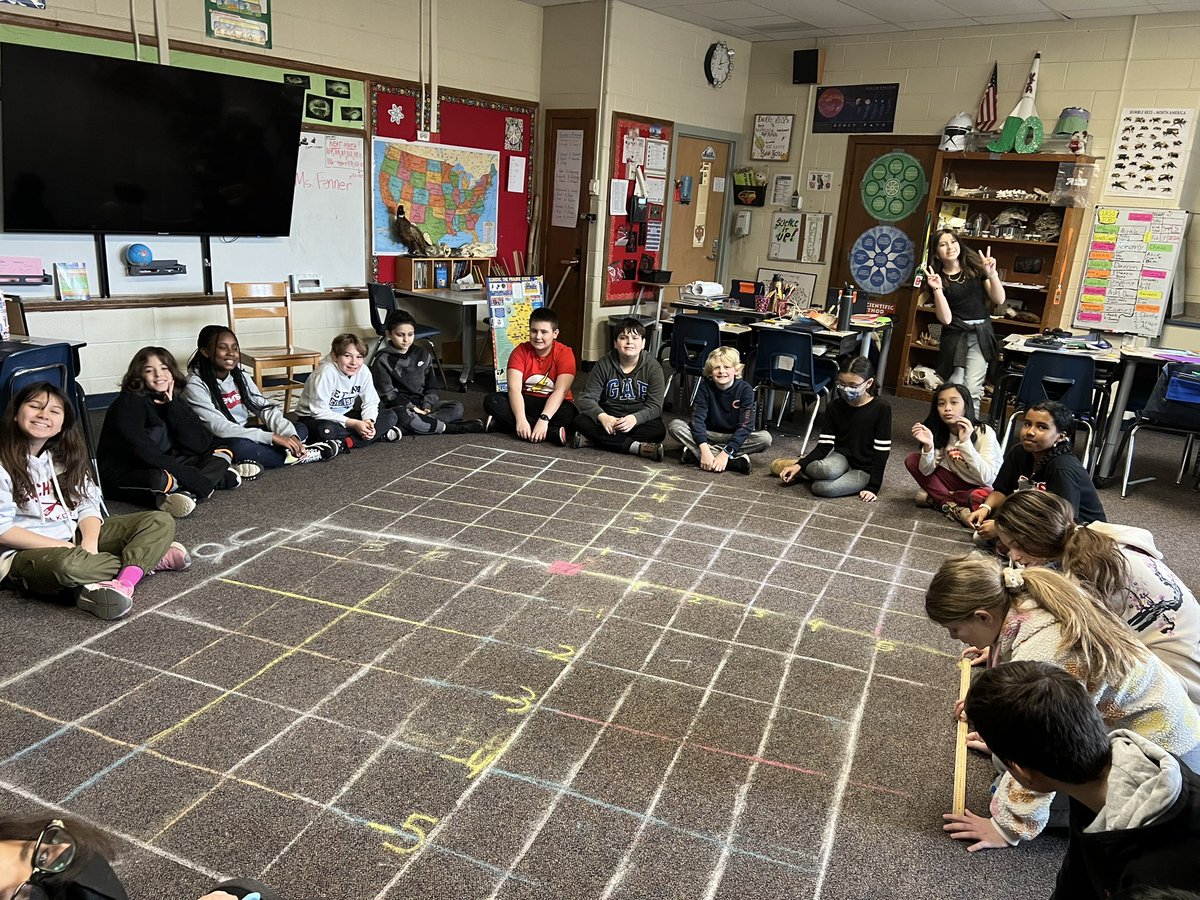 MrOScience's tweet image. Great things happening non-stop in 129. Great kids, great effort, engaged learning. @joboaler #Graphzone @SkokieSD69