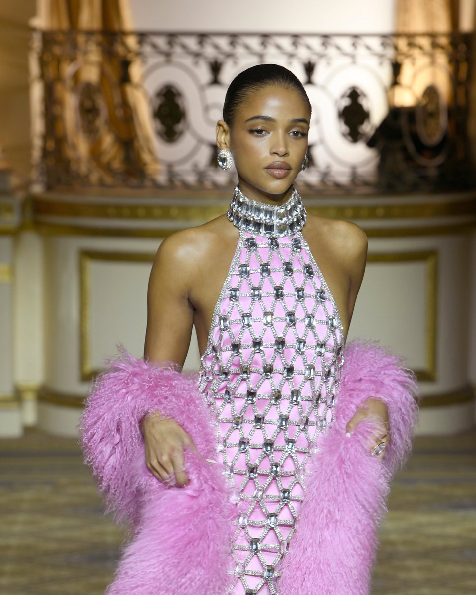nyfw's tweet photo. The embodiment of timeless glamour. #Retrofête FW24 was all about showcasing ‘The Alpha Woman,’ both professional and provocative ✨ #NYFW https://t.co/qncsYiu8oe