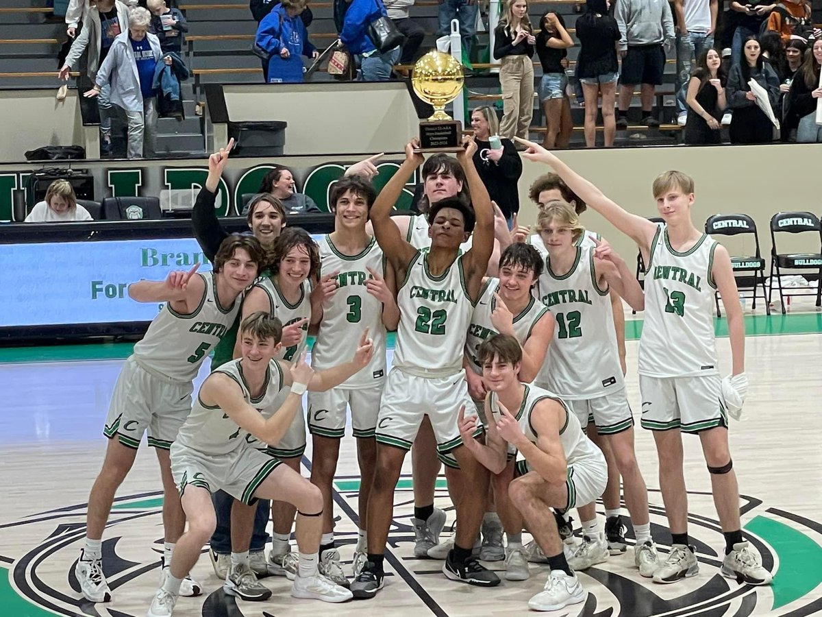 Bulldogs get a 47-31 victory over Central Heights to win the District Championship. Congrats Coach Giff Durham and the boys on a great night
🏆💚🐾 <a href="/CentralAthDept/">Central ISD Athletics</a>  <a href="/hoopinsider/">Hoopinsider</a>  <a href="/cloudycourtchat/">Cloudy Courtside</a>