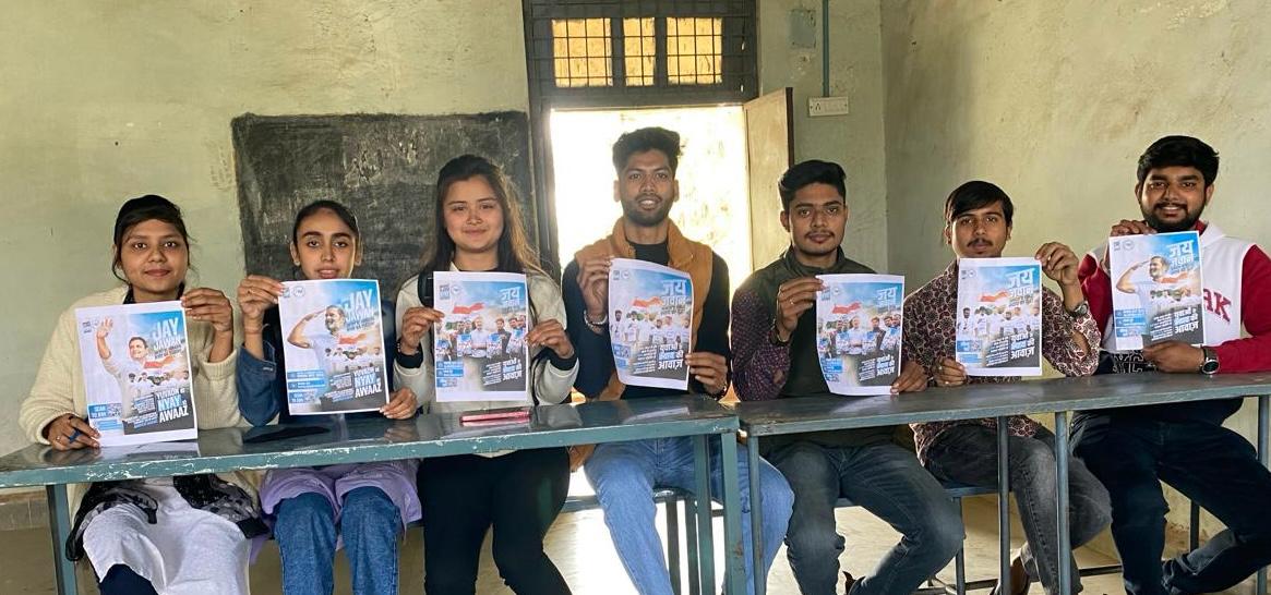 NSUI_GUNA8's tweet photo. कल गुना में NSUI जिला अध्यक्ष फलेषु सिंह सिसोदिया ने NSUI द्वारा चलाए जा रहे "जय जवान" अन्याय के विरुद्ध,न्याय का युद्ध का पत्रकार वार्ता आयोजित कर पोस्टर विमोचन किया गया। 
@digvijaya_28 @JVSinghINC 
@AASHU_NSUI #NSUI_GUNA https://t.co/ekdu2OU3gA