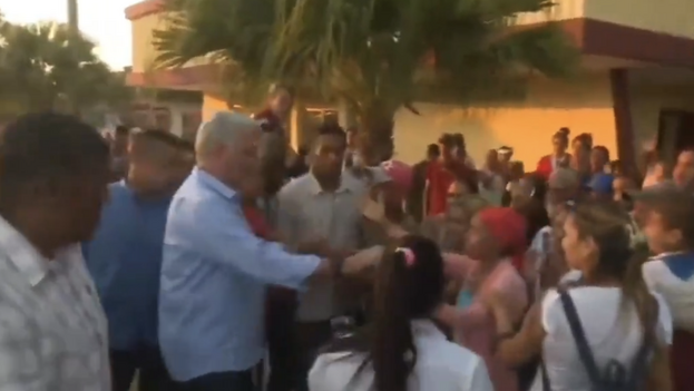 14ymedio's tweet photo. #GeneraciónY Yoani Sánchez: #DíazCanel tuvo que ir hasta #Cauto_Cristo para darse un baño de pueblo https://t.co/q9mQ5Ujbgd
👉🏼"¡Díaz-Canel, te adoramos, hijo, te #adoramos!", grita una entusiasta al paso de la comitiva para completar el misticismo del momento https://t.co/dBX4hiY74p