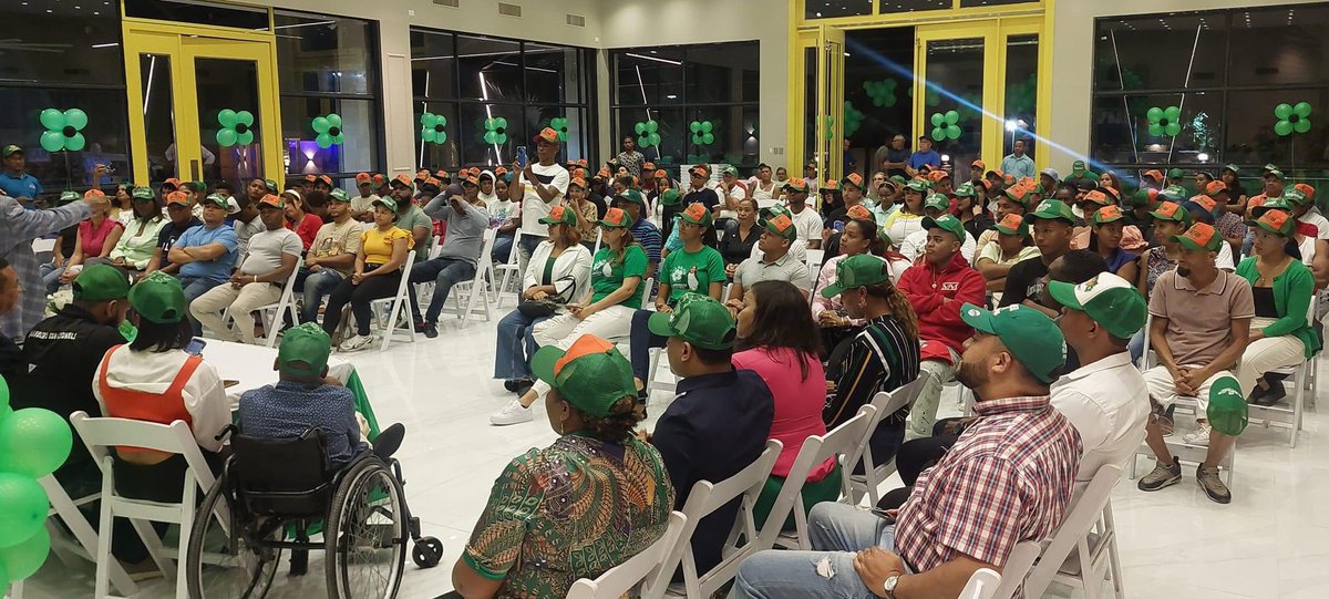 #FPComunica 
Esta noche estuvimos reunido con la juventud de Azua junto al Coordinador Nacional de la Juventud de la #FuerzaDelPueblo .
#fuerzadelpueblo #leonelfernández #juvetudfp #volvamospalante #vota3 
<a href="/FPcomunica/">@Fuerza del Pueblo (FP)</a> <a href="/LeonelFernandez/">Leonel Fernández</a> <a href="/JovenPueblo/">Fuerza Joven del Pueblo</a> <a href="/RamirezSiano/">Siano</a> <a href="/Manolopich/">Manolo Pichardo</a>