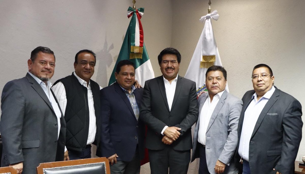 Javier_AquinoL's tweet photo. Hoy tuve una reunión muy productiva con integrantes del Sindicato Estatal de Trabajadores de la Educación de Puebla #SETEP, liderados por su representante 
José Antonio Carrera Flores, también asistió a la mesa de trabajo su secretario de finanzas Ángel Filiberto Sánchez Romero, un gusto coincidir con ustedes, ocupados siempre por fortalecer al sistema educativo.