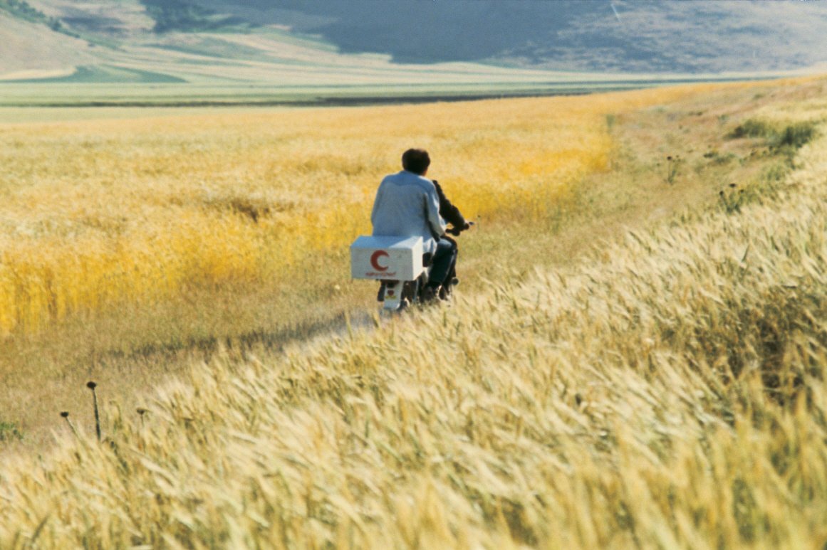 #노시네마_노베어스 #서울아트시네마 영화 속 베자드는 전통 장례식 절차를 카메라에 담기 위해 쿠르드의 작은 마을로 떠납니다. 그러나 예상과...