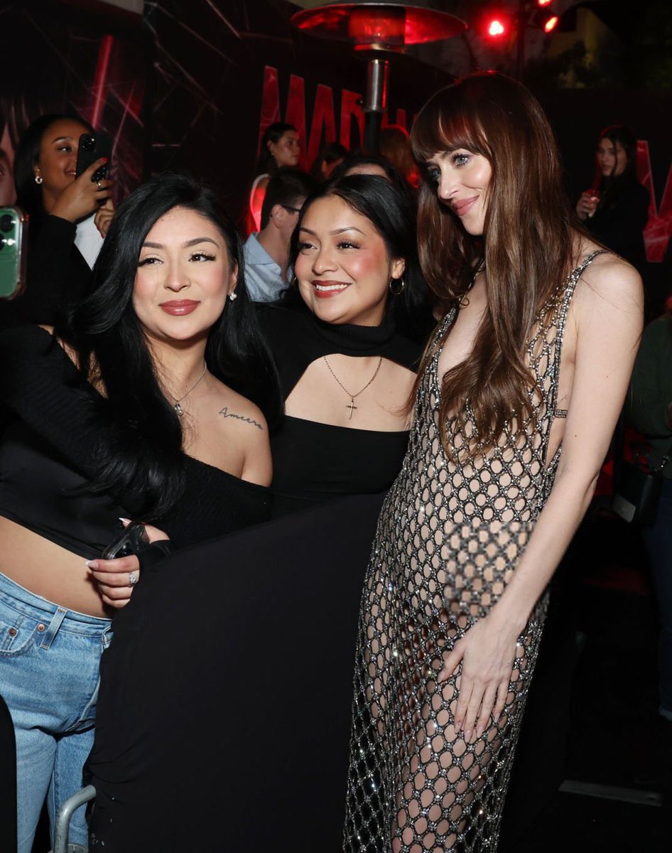 SourceJohnson's tweet photo. February 12th, Dakota with fans at the premiere of Madame Web in Los Angeles, California! 🕸️ {2}#DakotaJohnson #MadameWeb https://t.co/glDh4QvlUu