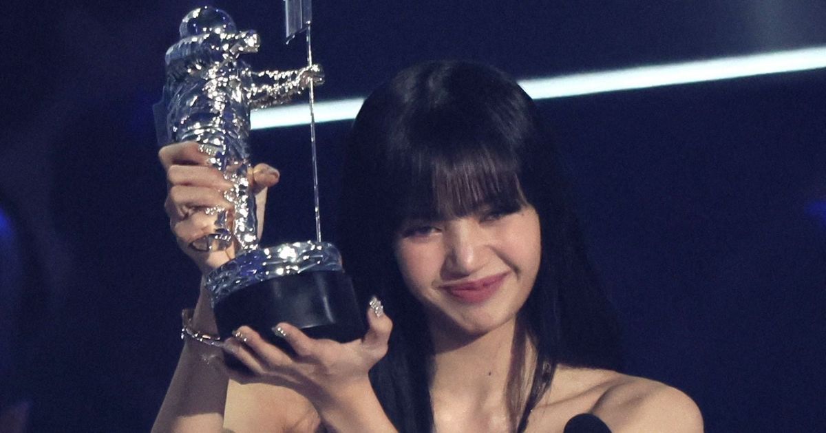 Reuters's tweet photo. BLACKPINK K-pop star Lisa to join cast of 'White Lotus' - Variety https://t.co/Fne4gLHSOD https://t.co/w21qAOkxIY