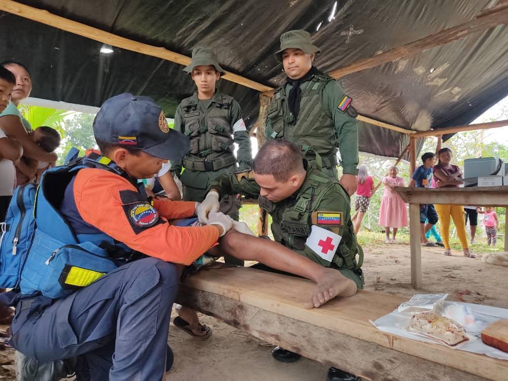 ybolivars's tweet photo. La #FANB es garantía de asistencia social, salud y bienestar de nuestros compatriotas en el estado Guayana Esequiba.

@dhernandezlarez
@NicolasMaduro
@vladimirpadrino
@manaure76 
@orlando79291602 
 
#SoyAMMEDyTambienLoSigo https://t.co/XVQmODRbu1