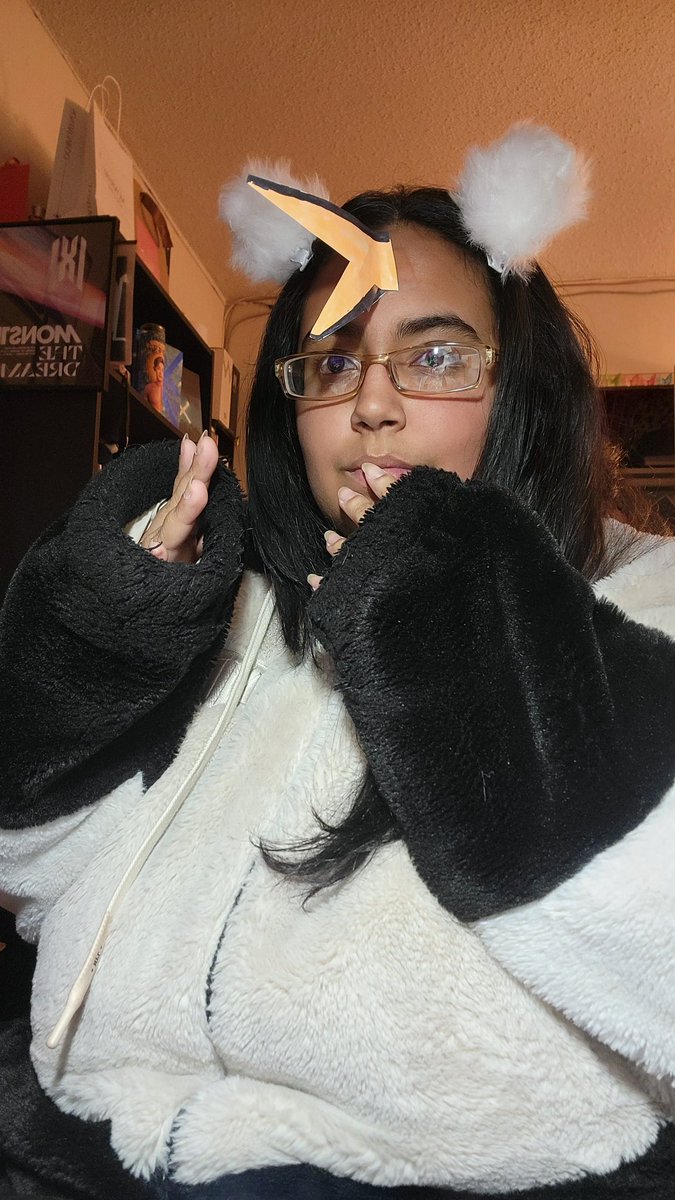 melkibebe's tweet image. Ima be honest this was funnier in my head 😭😭 but i havent done a comedic mbbsd ina long time and i can never see the NFL min coat the same ever again... 
#mbbselcaday #mbbsd #SHOWNU #셔누 #BAETONGYI