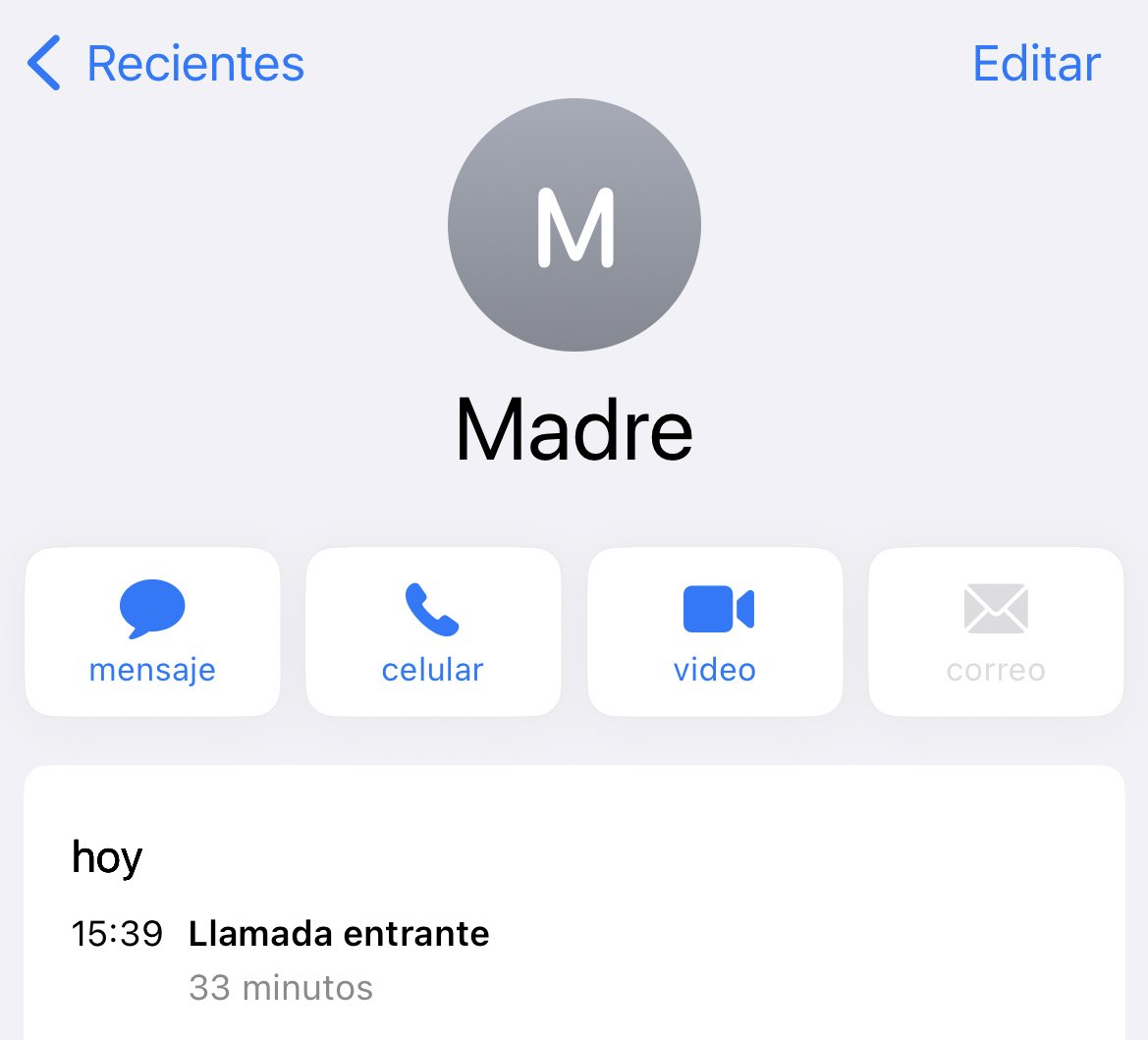tapa_mx's tweet photo. A mi madre.

Preguntas si estoy dormido, escucho y callo, pero tú lo sabes, solo callas y me despides. 
Hoy he vuelto a fallarte, hoy de una manera en la que jamás debí, hoy he perdido los estribos, pero no me juzgas, solo escuchas y me aconsejas.
No quiero fallarte más. No quiero regalarte rosas blancas antes de que tú lo hagas. 
Te amo y jamás quiero perderte, “tus lagrimas taladran mi hipocampo”. 
Perdón por errar como hijo, por pensar de manera tan egoísta. Perdón por no decir tantas cosas, por guardar sentimientos y aunarlos en una mala decisión. Perdón por el día de hoy no tener el valor de verte a los ojos. 
No quiero que vuelvas a pedirme perdón, mis decisiones no están influenciadas por ti, pero gracias por querer afrontar las consecuencias a mi lado, no tienes que hacerlo. Contigo tengo deudas que no puedo pagarte con dinero, pero vendería alma para hacerlo aunque sé que no lo permitirías. Disculpa mis burdas palabras y el desorden de mis ideas. 
Quisiera decirte que no voy a volver a caer pero tú me conoces, sabes antes que yo que estoy a punto de hacerlo, pero no me juzgas, solo miras y me levantas. Quiero que esta vez sea distinto, pero no sé cómo hacerlo, quiero verte sonreír y decir que estás orgullosa, pero sabes que volveré a fallar y no me juzgas, solo analizas y me palmeas. 
No quiero regalarte rosas blancas antes de que tú lo hagas. 
Quiero llevarte a una playa lejana y verte sonreír como en aquel verano. Quisiera regresar a aquel día y que no terminase jamás, verte con esa inocencia y quedarme siempre en tus brazos. Quisiera poder verte sonreír igual mientras me ves, sonreír sin mirada cansada.
Quisiera no ser una de las peores partes de tu vida, y sé que lo soy, eres muy gentil para aceptarlo, pero no me juzgas, solo me abrazas y callas. 
No quiero regalarte rosas blancas antes de que tú lo hagas. 
Perdón por tratar de mentirte cuando tú lo sabes todo. No quiero volver a verte como hoy, no quiero volver a escucharte como hoy. No quiero que vuelvas a sentirte como hoy. 
Te amo y no quiero regalarte rosas blancas antes de que tú lo hagas. 
No quiero que te des cuenta de que no puedo dormir, pero lo sabes. 
Perdona mis burdas palabras y el desorden de mis ideas.